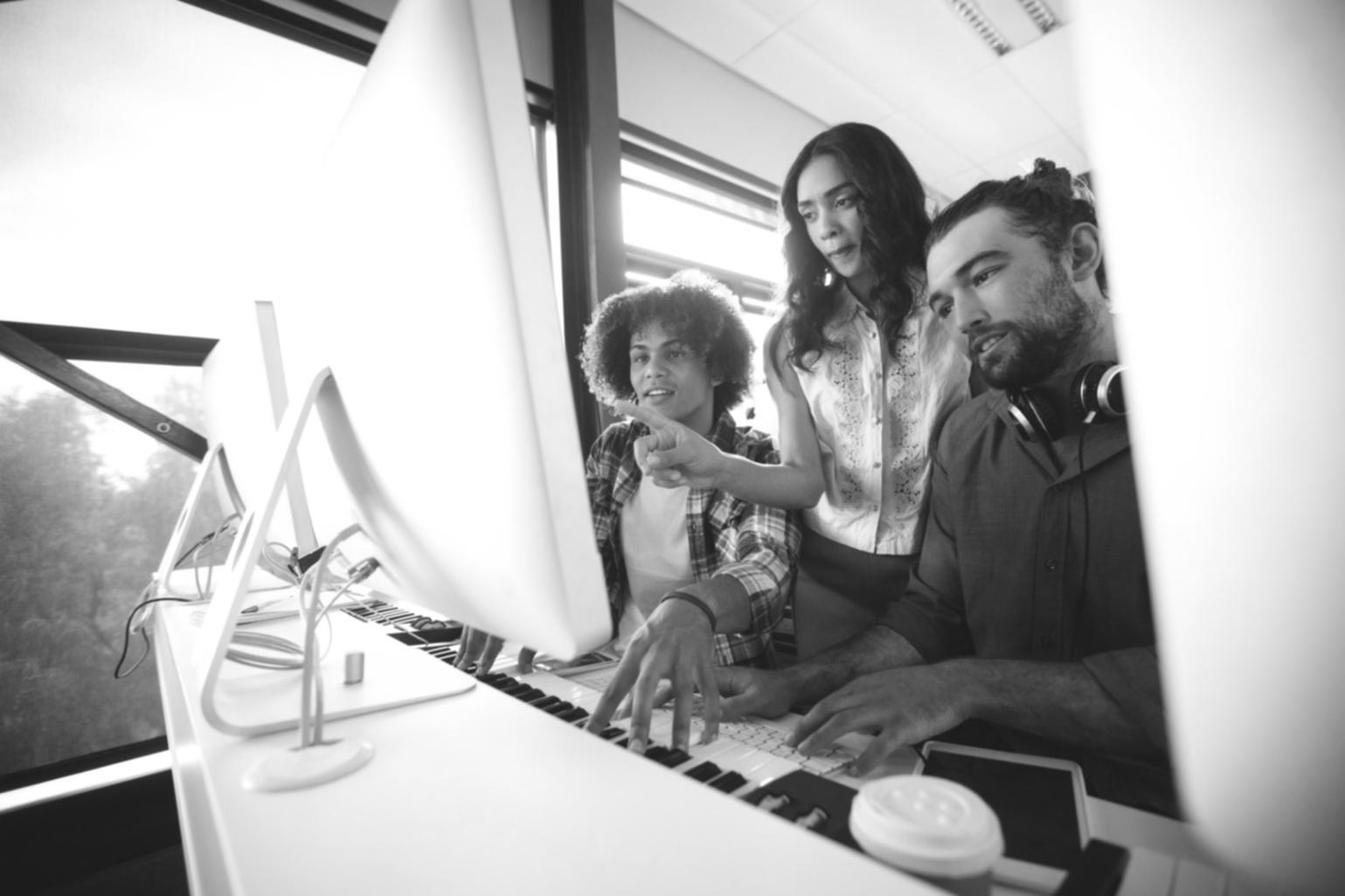 Investment literacy learning environment with focused participants